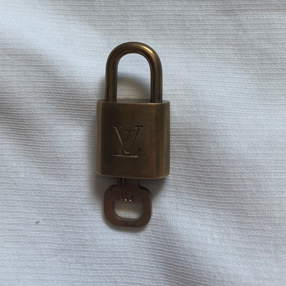AUTHENTIC LOUIS VUITTON LOCKET WITH KEY‼️✨